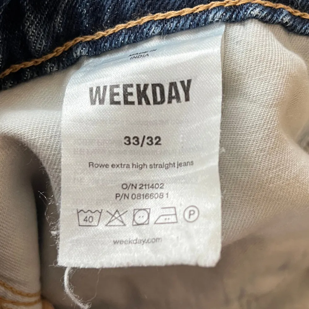 Hej, jag säljer nu dessa jeans från Weekday i modellen ”Rowe Extra High Straight Jeans” Storlek: W33 L32 Jeansen är använda ett fåtal gånger och är i gott skick.. Jeans & Byxor.