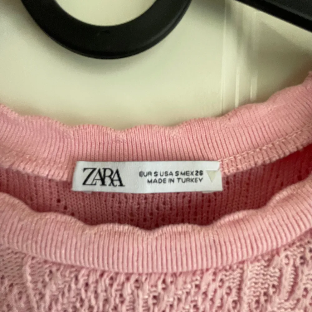 Säljer denhär gulliga rosa tröja från zara! Storlek S (liten i storlek) bra skick💕. T-shirts.