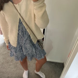 Blå klänning - Säljer min fina blåa volangklänning med blommor💓 Säljer för att den inte kommer till användning💓 Tryck inte på köp nu🫶🏻