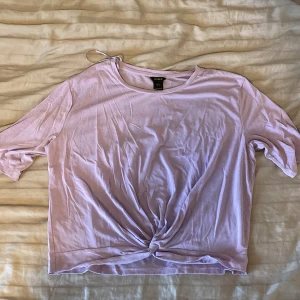 Tshirt - Lila tröja med 3kvarts ärmar och knut vid magen, köpt på Lindex för några år sen. Använd få tal gånger