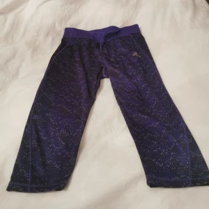 Tränings tights i märket Adidas  - Tränings tights i märket Adidas 3/4 långa Storl L