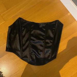 Bandautopp korsett svart - Aldrig använd  Svart Korsett/ bandautopp Perfekt till fest
