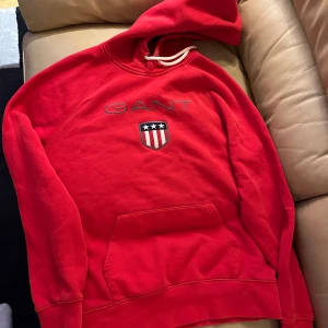 Gant hoddie röd - Storlek L  Bra skick  