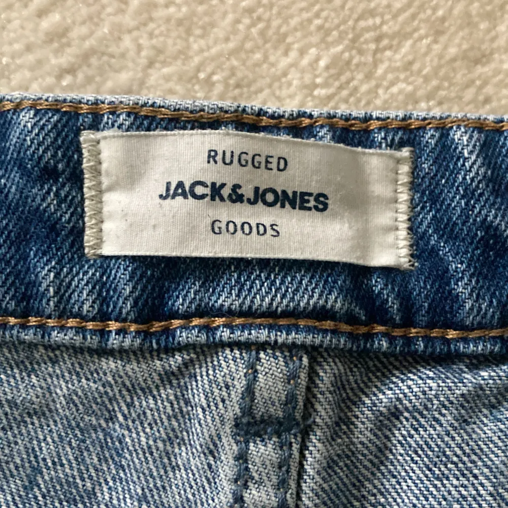 Blåa Jack and Jones jeans i st 31/30 (Chris-Loose fit). Skick 8/10 Pris 150kr. Jeans & Byxor.