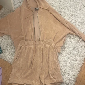 Sett från bikbok - Helt nytt sett från bikbok med handduksmatrial typ. Sitter jätte fint där nere och har en din gropar hoodie som ger en fin midja. Pris går att diskutera 