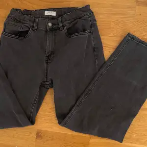 Säljer mina svarta jeans från Lindex då de är för små för mig🫶🏼Modellen skulle jag säga är straight/baggy. De är ganska använda fast har inga defekter🫶🏼Sitter som S men är 152/164