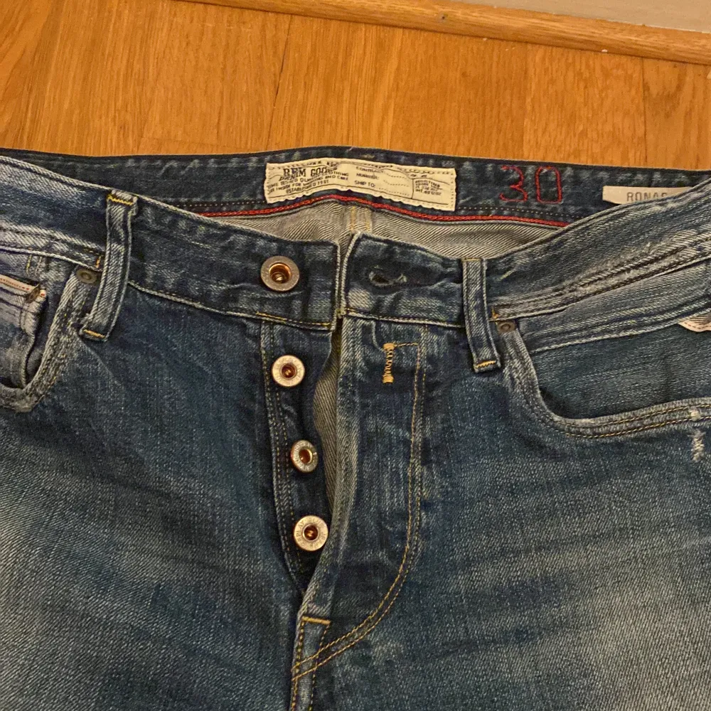 Jeans i mycket fint skick från märket Replay (Ronas). Storlek 30/32. Blå färg och fina detaljer.. Jeans & Byxor.