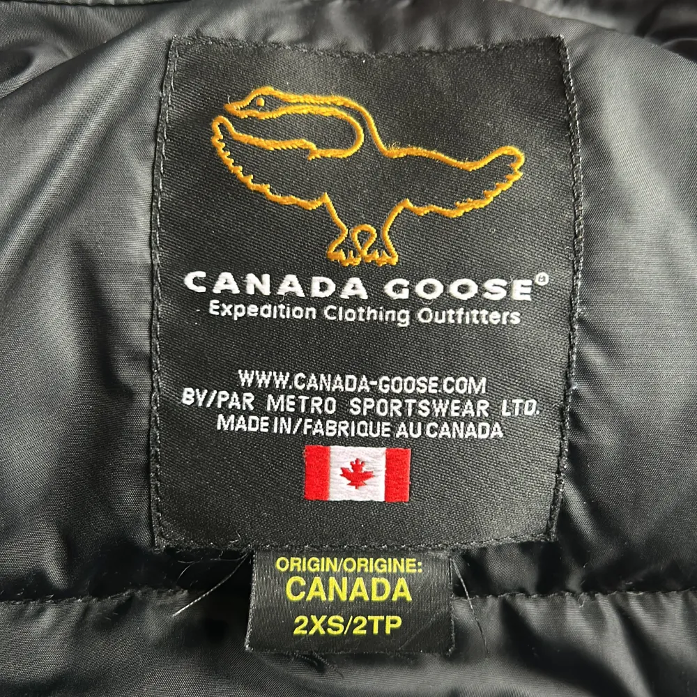 Säljer nu min Canada Goose Väst då den blivit för liten för mig, storlek XS men passar som S.. Jackor.