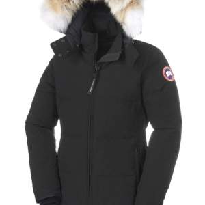 Säljer min använda canada goose jacka! Finns några defekter vid armen därav priset❤️hör av er om ni undrar något eller är intresserade, köpt för 17 000