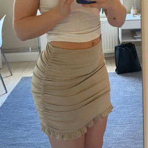 Beige kort kjol - Jättesöt kort kjol💕