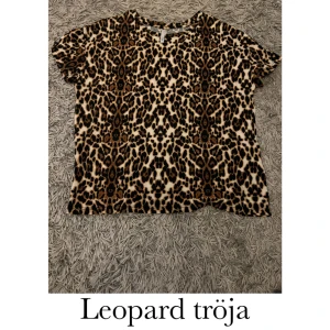 Tröja  - Säljer denna leopard tröja för att jag aldrig använder den längre🥰