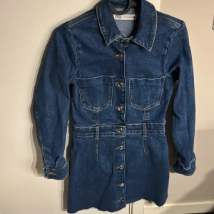 Zara denimklänning - Denimklänning från Zara Har inte använt, bara provat💙
