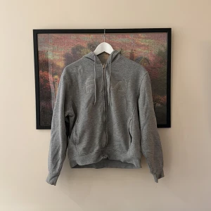 Grå FILA-tröja  - Grå hoodie med tryck och dragkedja från FILA i storlek S/M. 🌸
