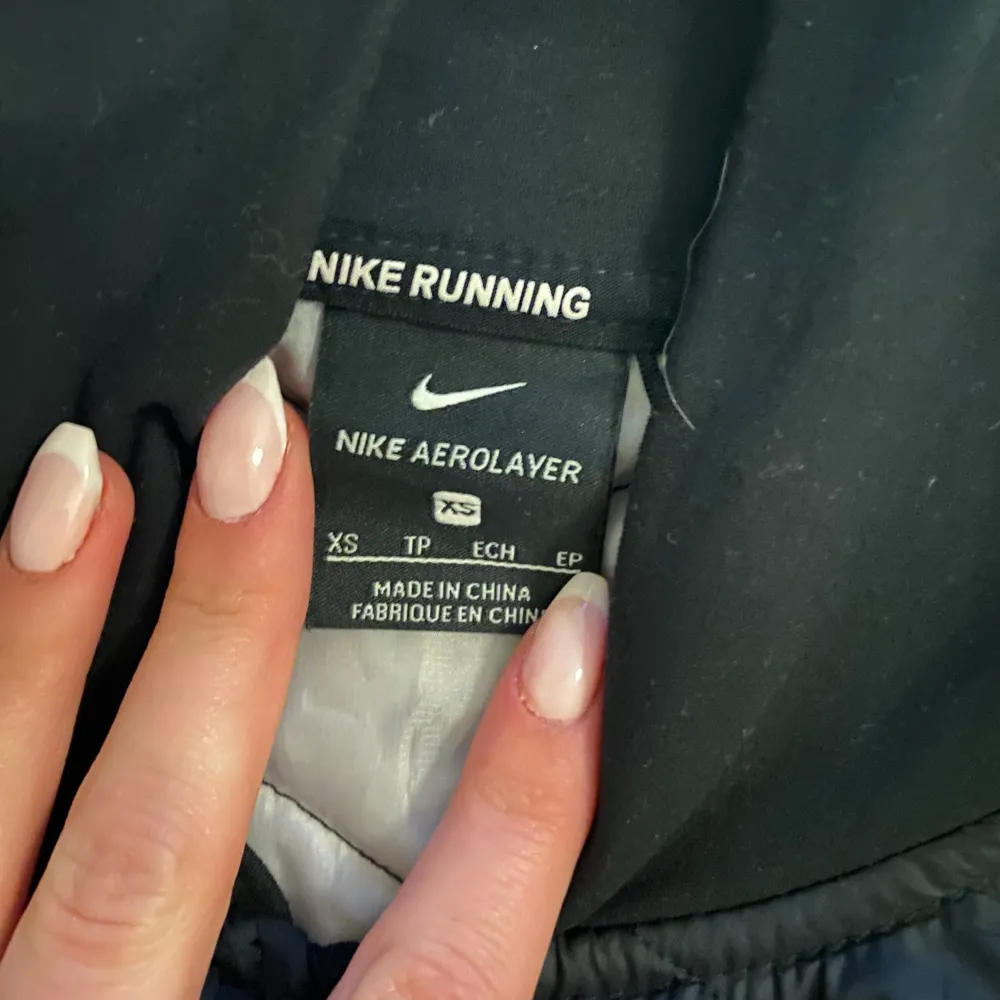 Superfin träningsteöja från Nike som tyvärr inte kommer till användning. Har hål för tummarna. Köpte på Plick för ett tag sedan och den är i jättefint skick 💋Kan absolut komma överens om annat pris!!!. Hoodies.