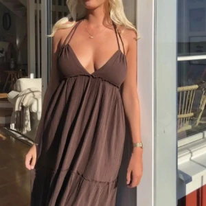 Mörkbrun maxiklänning - Jättefin maxiklänning från bikbok med urringad rygg. Använd ett fåtal gånger