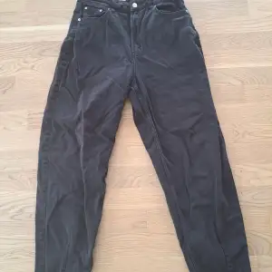 högmidjad Boyfriend jeans i svart färg, dom är använda men är fortfarande i jättebra skick!