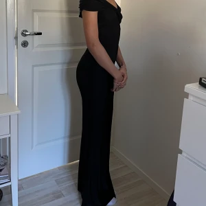 Svart maxiklänning - En svart maxi klänning som jag använt en gång på balen. Från misguided. Stretchingt tyg och skön. Lite genomskinlig. Är 170. Skriv på insta om jag inte svarar här
