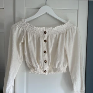 Off shoulder   - En gullig vit off shoulder tröja som är perfekt till sommaren, ganska kort, står strl S men skulle säga att den e S/XS, bra skick (använd ca 2 ggr)💕 Skriv om du är intresserad✨