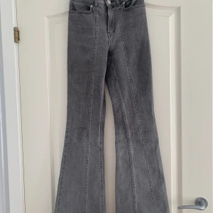 Gråa bootcut jeans - Gråa bootcut jeans med snygga detaljer