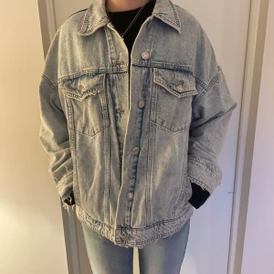 Vårjacka / jeansjacka ZARA - Superfin jeansjacka från Zara med en cool detalj på ryggen. Storleken är M-L så passar de flesta beroende på hur man vill att den ska sitta💕Nypris 600 kr, mitt pris är exklusive frakt och kan diskuteras vid snabb affär!🤍