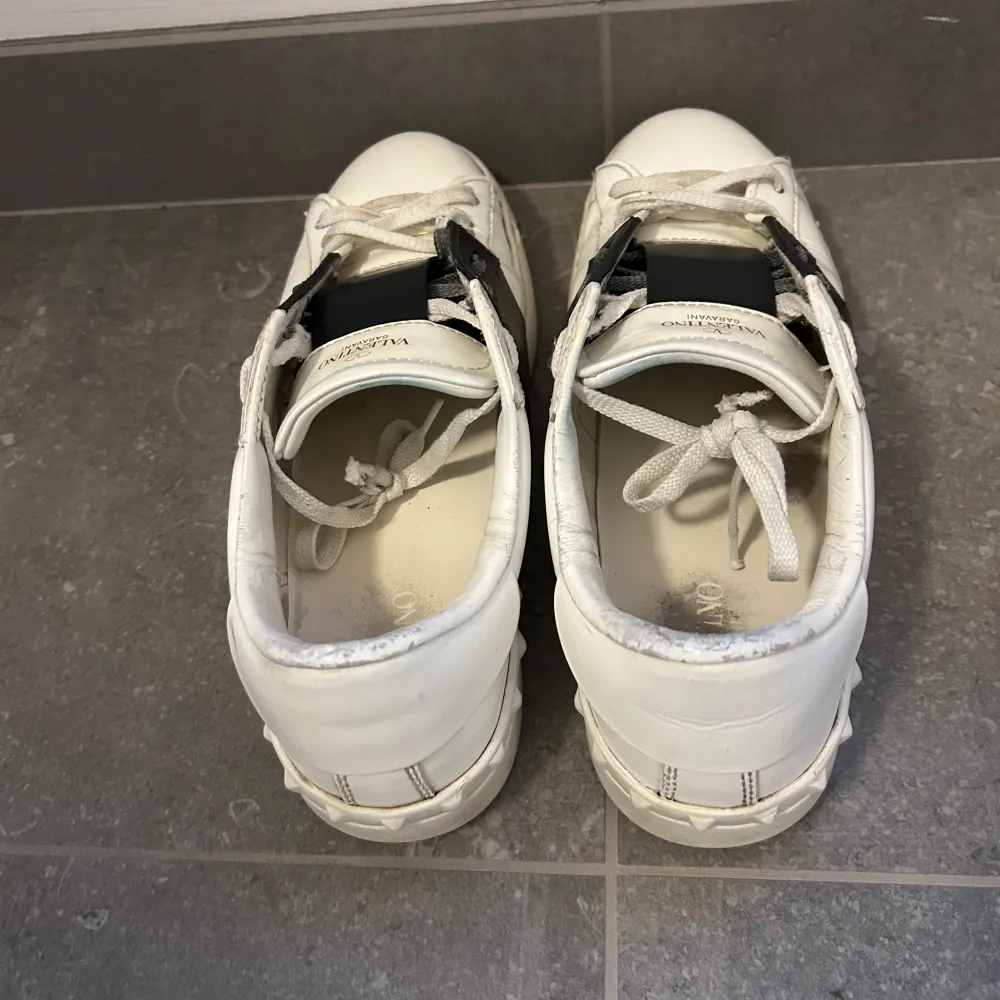 Tja! Säljer ett par Valentino opens i ok skick. Nypris runt 7k och jag säljer endast för 1700kr. Storlek 41 men passar även 42. Har tyvärr inget og men säljer inget fake och kan skicka hur mycket bilder du vill för att legit checka de. Axel. Kengät.