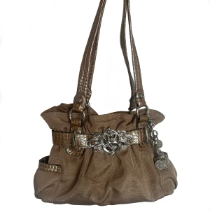 vintage väska  - En skit cool vintage väska som passar till alla tillfällen, rymmer mycket och har innerfickor 