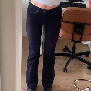 Lågmidjade byxor  - Säljer dessa jättesnygga lågmidjade bootcut byxorna i manchestertyg. Köpta second hand men i bra skick. Passar mig perfekt som är 170 och har storlek S. Hör av er vid frågor 💗längd på byxorna är 107 cm