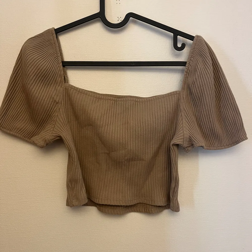 Light brown summer tee with no tears or cuts only worn twice . Blusar.