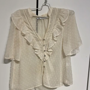 Zara blus  - En jätte fin zara tröja som inte går att köpa längre,har använt 2 gånger. Är i bra skick och det är inget fel på den. Säljer pågrund av att jag tycker att jag passat i den. Köpte för 329kr 