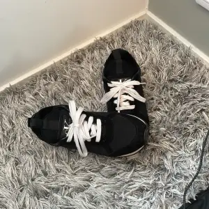Svarta skor i storlek 38
