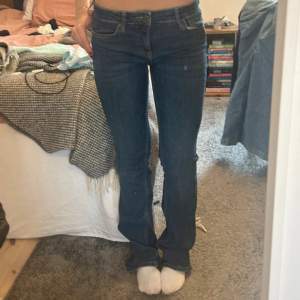 Bootcut jeans från zara i storlek 34💕 midjemått rakt över 37cm men stretchiga!! Innerbenslängden: 82cm!! Har ett hål längst ner men syns knappt