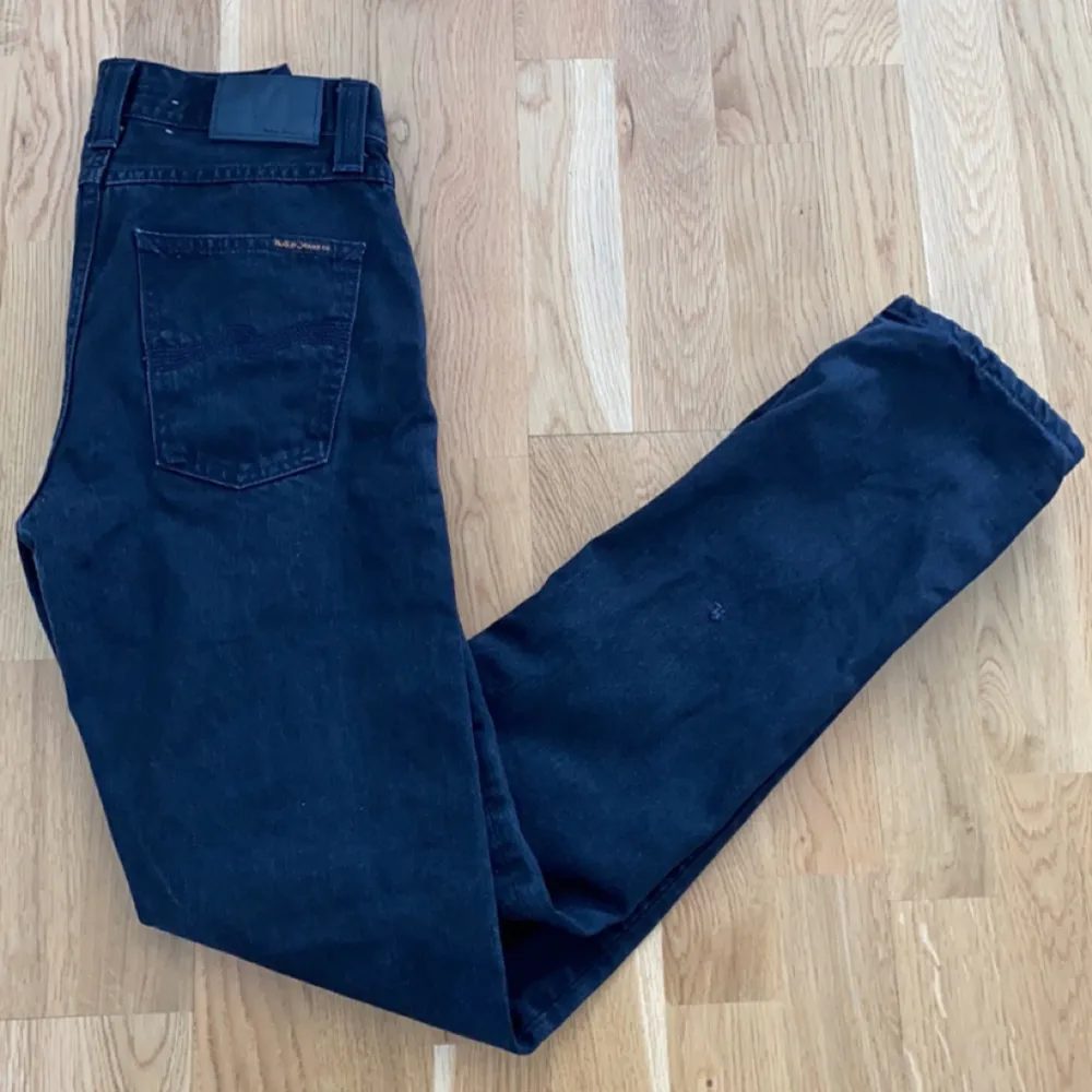 Snygga nudie jeans i bra skick, modellen är steady eddie.. Jeans & Byxor.