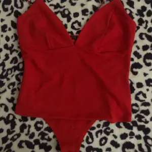 Röd bodysuit, köpt den från Plick men har tröttnat. I bra skick och sitter jättebra:) 