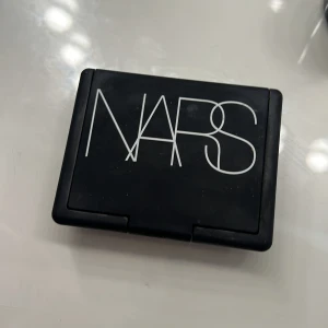 Nars blush🌸 - Säljer denna superfina narsblush då den inte kommer till användning då jag använder en Annan just nu🩷den är använd ett par gånger men i bra skick som ni ser på bilderna, färgen är behave 🌸skickar gärna fler bilder vid intresse,köpt för 475kr på kicks
