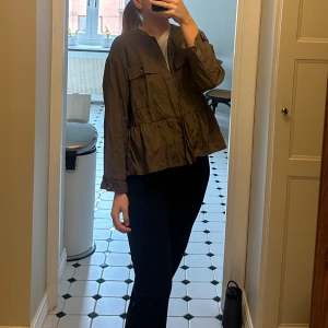 Blus ifrån Zara - Behöver steamas. Använd ett fåtal gånger. 💘