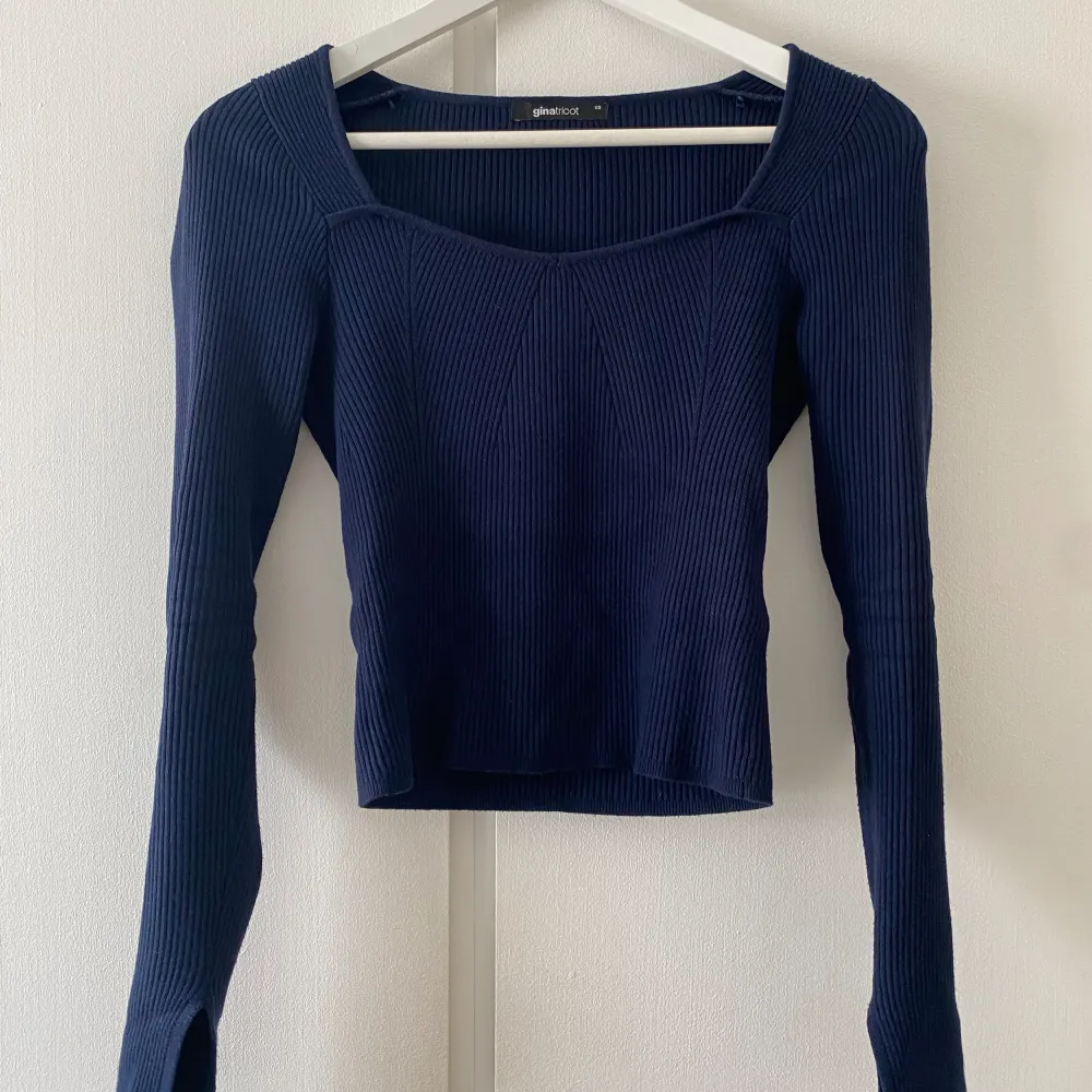 Säljer denna fina marinblå ribbade, u-ringade tröjan från Gina Tricot i storleken XS då den inte kommer till användning. Sparsamt använd, inga defekter💕. Tröjor & Koftor.