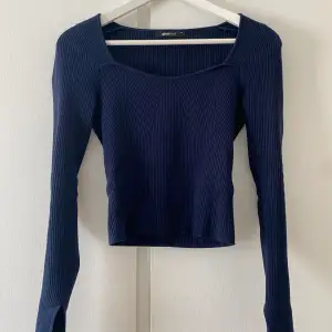Säljer denna fina marinblå ribbade, u-ringade tröjan från Gina Tricot i storleken XS då den inte kommer till användning. Sparsamt använd, inga defekter💕