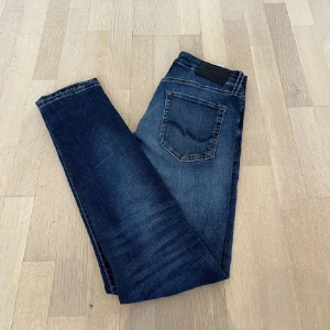 Jack and Jones jeans - Tja! Säljer nu dessa feta Jack and Jones jeans i storlek 29/32 för endast 300! Jeansen är i toppskick och har bara använts några gånger. Skriv vid frågor eller funderingar 🤩