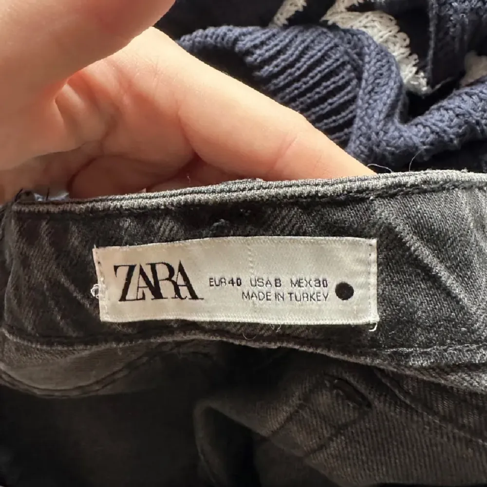 Säljer mina Midewaist straight jeans från Zara i storlek 40, säljes då dom är lite stora på mig. Köparen står för eventuell frakt🤍 Kan mötas upp i Västerås🤍. Jeans & Byxor.