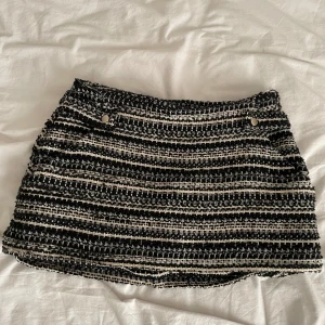 Kjol från h&m - Kjol köpt på plick! Står 38 men passar 36/34