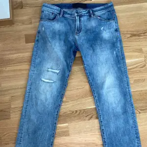 dolce&gabbana jeans,skick 10/10,passar för storlek XL 