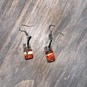 BurkJordgubbsörhängen - Burkar med jordgubbar i som kan hängas i öronen i miniatyr form. Riktigt fina bra kvalite och helt oanvända 