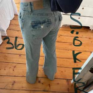 SÖKER dessa jeans!! I stolek 34 eller 36❤️  Från Gina tricot eller Lager157🫶🏼 
