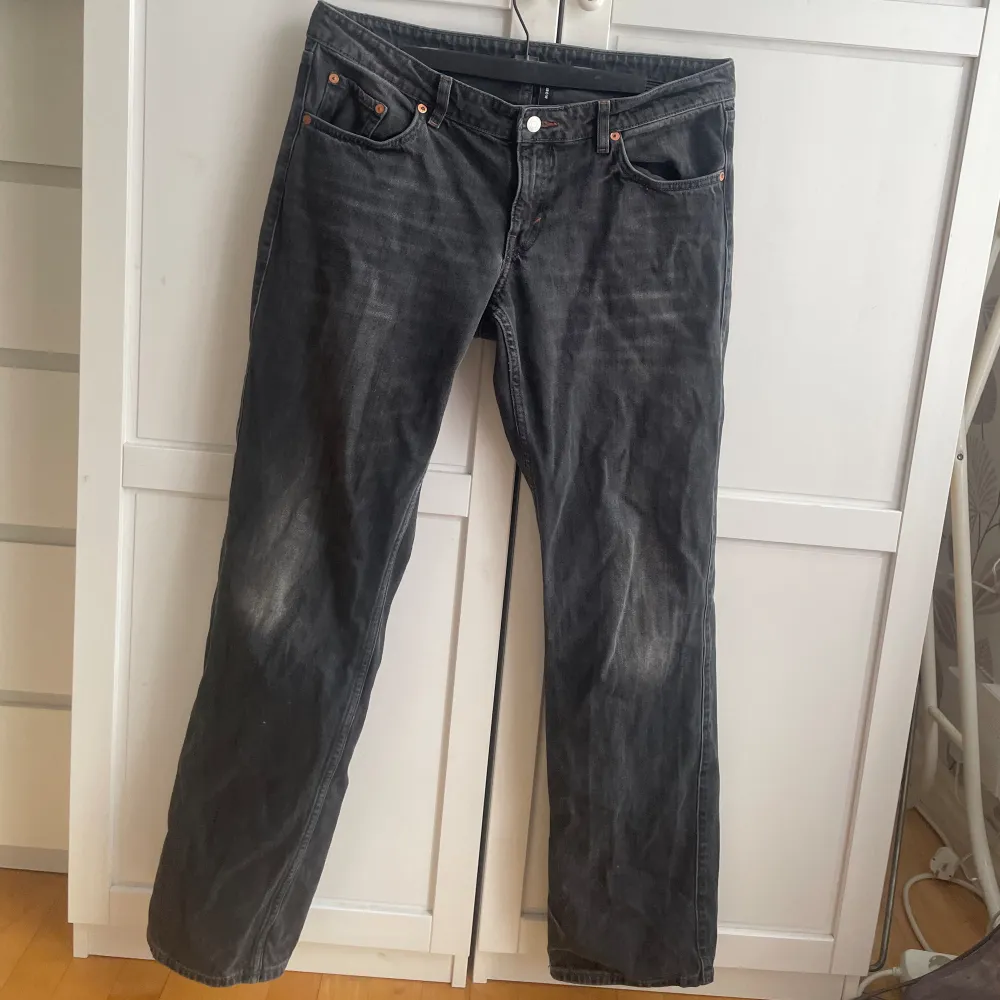 Så snygga svart/gråa lågmidjade jeans från weekday i modellen arrow💘 bra i längd på mig som är 180! Använda max 5 gånger så väldigt bra skick💕. Jeans & Byxor.