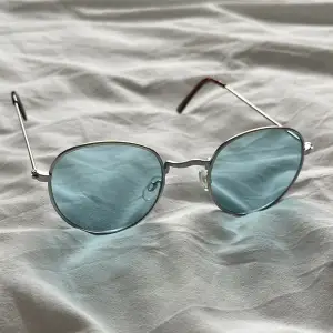 Blåa solglasögon 