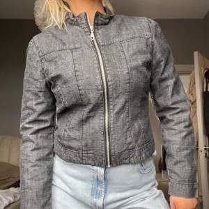 Vårjacka i denim i grå/ svart. Ingen storlek men skulle säga S / liten M. Jag har M och tycker den är lite för liten för mig. Väldigt tunn så perfekt till våren☺️ fint skick! 