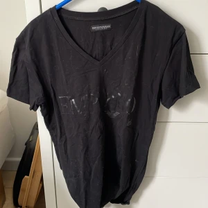 Armani t-shirt - Använd men i bra skick, måste tvättas sen ser den bra ut🥰 storlek S för både män och kvinnor 