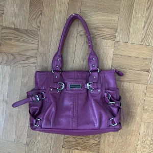 Väska - Så snygg lila/burgundy väska från Jimmy Choo (vet ej om den är äkta, köpt på loppis). Finns jättemånga bra fack, men slitage finns både på remmarna och något på baksidan av väskan, se de sista bilderna 💗