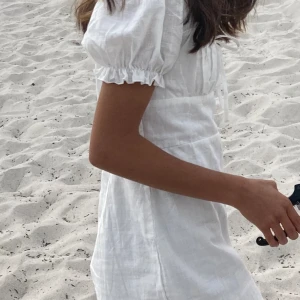 Sommarklänning / studentklänning - Säljer denna superfina vita klänningen. Passar perfekt till skolavslutning eller student, eller bara till sommaren! Använd en gång, så mycket bra skick💗 Säljer då den är lite för stor för mig. Klänningen är från SHEIN