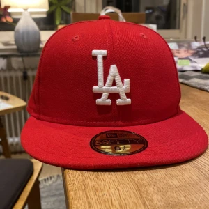 Röd LA Keps - Inga defekter med kepsen. Använd Max 10 gånger 8/10 skick Ny pris:500kr